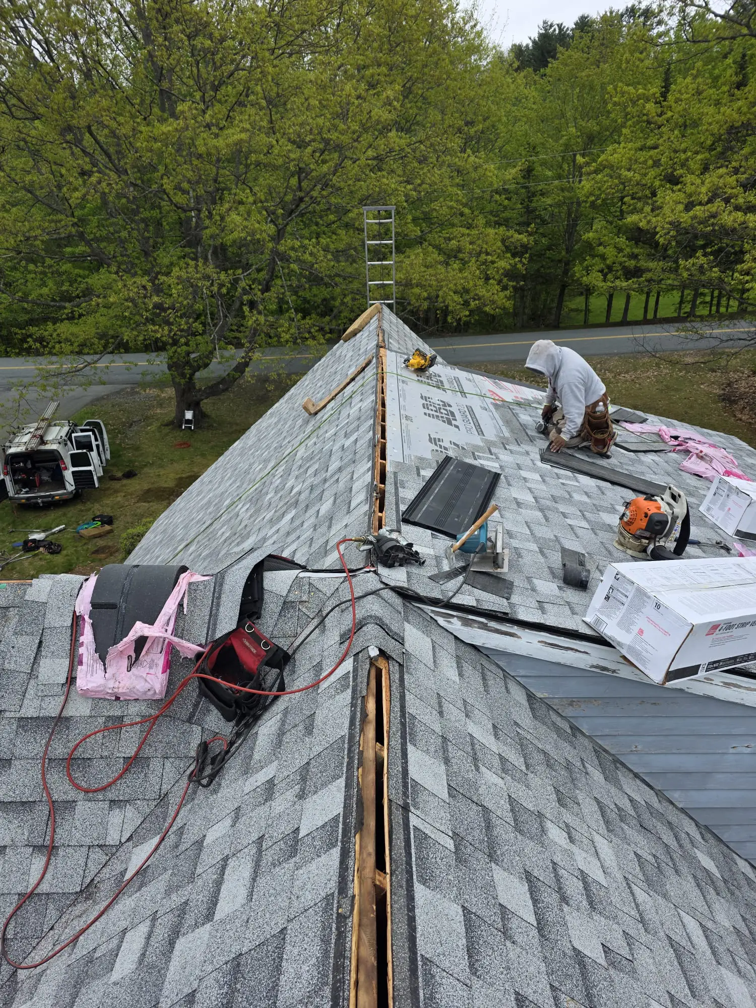 24/7 Emergency Roof Repair Services for Urgent Roofing Issues